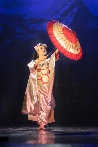 Tradycyjny Japoński Występ Aktorka Tradycyjnym Kimono Lisim Znaku Taniec Parasolem — Zdjęcie stockowe