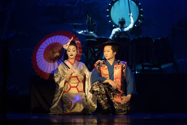 Tradycyjny Japoński Występ Aktorka Aktorka Tradycyjnym Kimono Lisim Znamieniu Siedząca — Zdjęcie stockowe