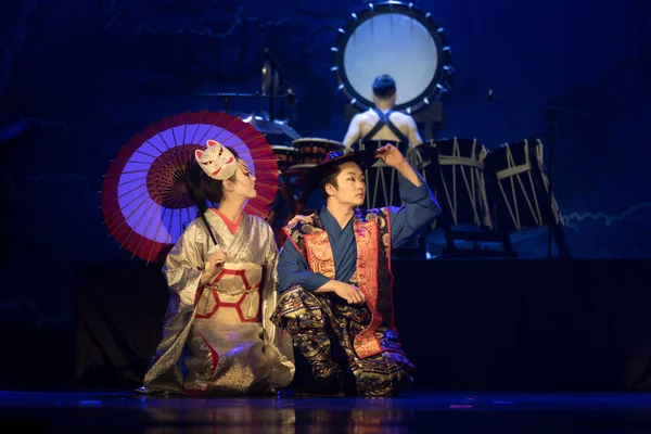 Tradycyjny Japoński Występ Aktorka Aktorka Tradycyjnym Kimono Lisim Znamieniu Siedząca — Zdjęcie stockowe