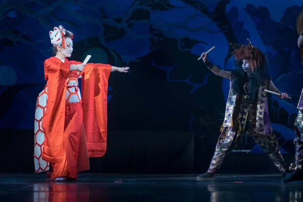 Tradycyjny Japoński Występ Aktorka Czerwonym Tańcu Fanką Przeciwko Demonowi Mitologii — Zdjęcie stockowe