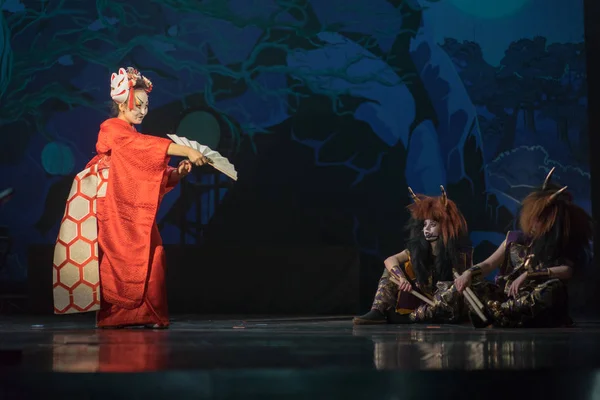 Spectacle Traditionnel Japonais Actrice Danse Rouge Avec Ventilateur Contre Deux — Photo