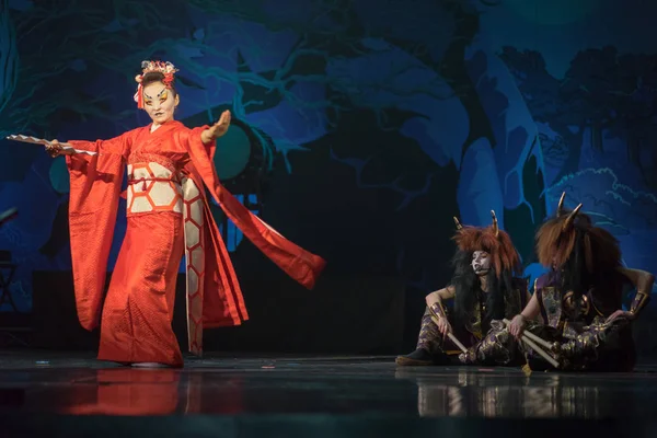 Традиционное Японское Представление Актриса Красных Танцах Веером Против Двух Сидящих — стоковое фото
