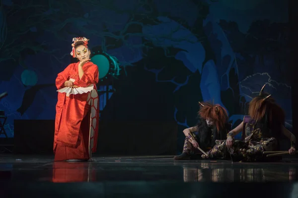 Traditionell Japansk Föreställning Skådespelerska Röd Dans Med Fan Mot Två — Stockfoto