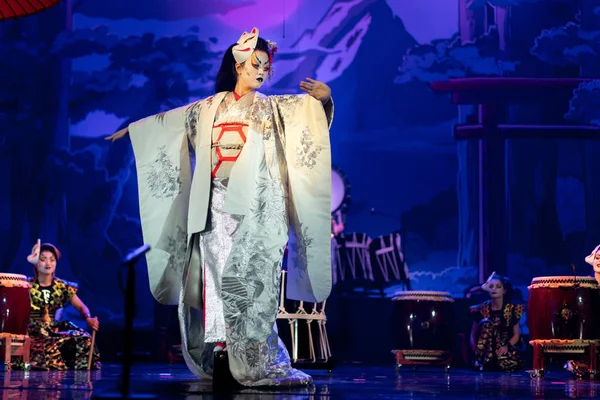 Tradycyjny Japoński Występ Aktorka Tradycyjnym Białym Kimono Długimi Rękawami Tańczącym — Zdjęcie stockowe