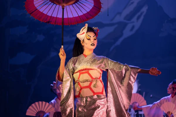 Tradycyjny Japoński Występ Aktorka Tradycyjnym Kimono Lisim Znaku Taniec Parasolem — Zdjęcie stockowe