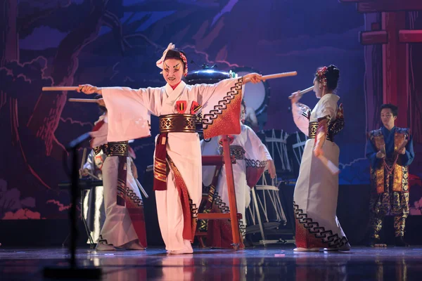 Traditionell Japansk Föreställning Skådespelerska Traditionell Vit Kimono Med Långa Ärmar — Stockfoto