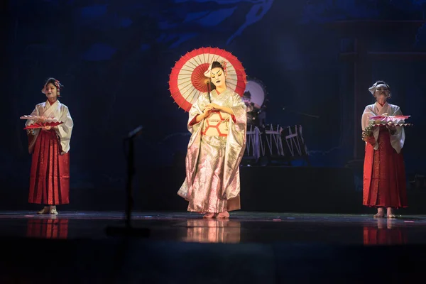 Tradycyjny Japoński Występ Aktorka Tradycyjnym Kimono Fox Mark Tańcząca Parasolem — Zdjęcie stockowe