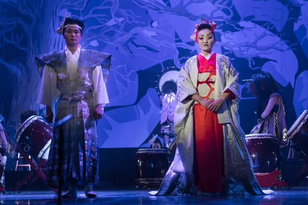 Tradycyjny Japoński Występ Para Tradycyjnym Kimono Stoi Scenie — Zdjęcie stockowe