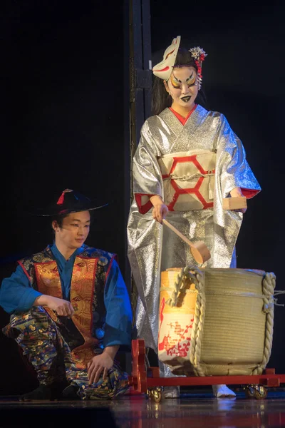 Traditionell Japansk Föreställning Coyple Traditionell Kimono Den Mörka Scenen — Stockfoto