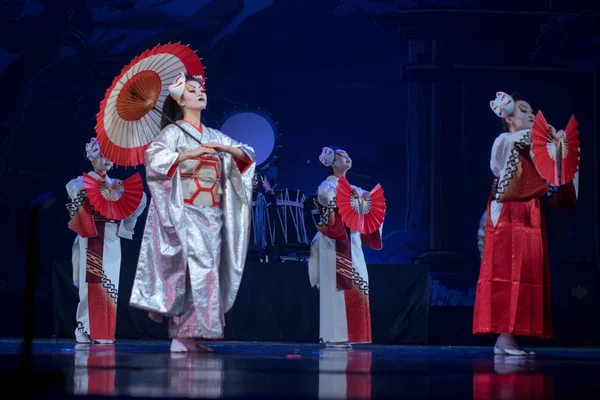 Tradycyjny Japoński Występ Aktorki Tradycyjnym Białym Czerwonym Kimono Maskach Lisa — Zdjęcie stockowe