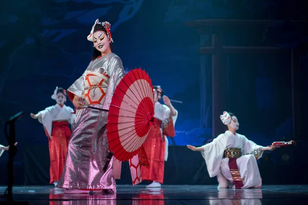 Traditionell Japansk Föreställning Skådespelerskor Traditionella Vita Och Röda Kimono Och — Stockfoto
