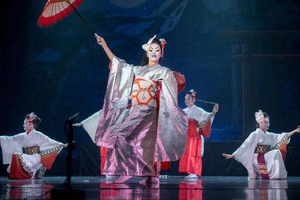 Tradycyjny Japoński Występ Aktorki Tradycyjnym Białym Czerwonym Kimono Maskach Lisa — Zdjęcie stockowe
