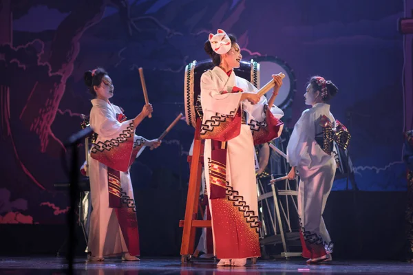 Tradycyjny Japoński Występ Grupa Aktorek Tradycyjnym Białym Czerwonym Kimono Fox — Zdjęcie stockowe