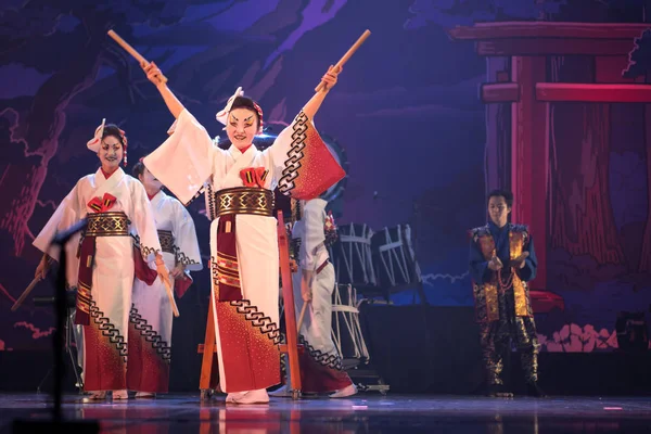 Traditionell Japansk Föreställning Grupper Skådespelerskor Traditionella Vita Och Röda Kimono — Stockfoto