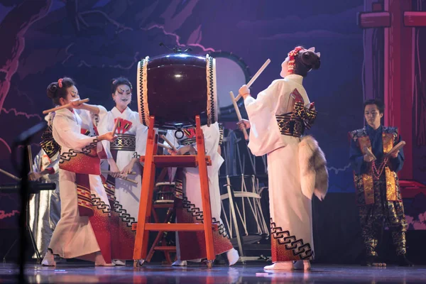 Traditionell Japansk Föreställning Grupper Skådespelerskor Traditionella Vita Och Röda Kimono — Stockfoto