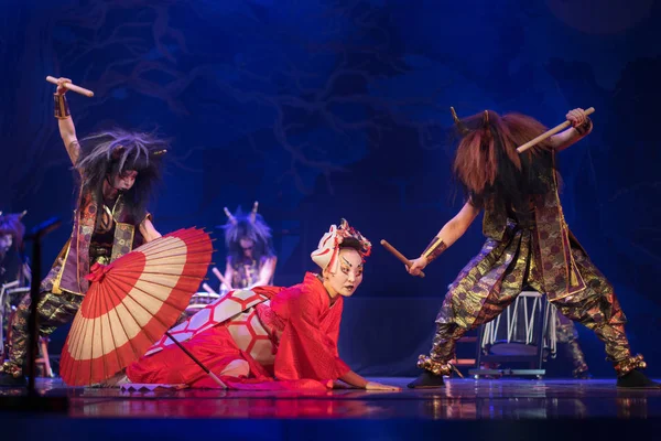 Tradycyjny Japoński Występ Aktorka Tradycyjnym Czerwonym Kimono Masce Lisa Kładzie — Zdjęcie stockowe