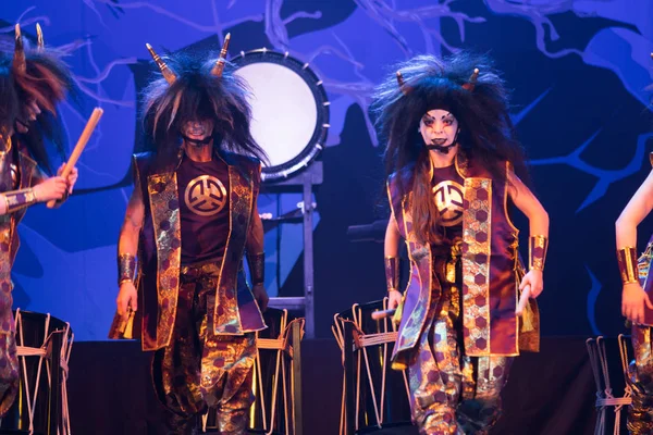 Tradycyjny Japoński Występ Aktorzy Kostiumach Demonów Scenie — Zdjęcie stockowe