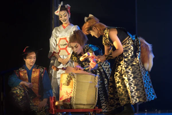 Traditionell Japansk Föreställning Skådespelare Traditionella Kostymer Häller Sake Från Tunnan — Stockfoto
