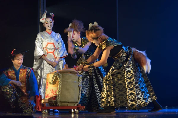 Tradycyjny Japoński Występ Aktorzy Tradycyjnych Kostiumach Wylewający Sake Beczki Scenę — Zdjęcie stockowe