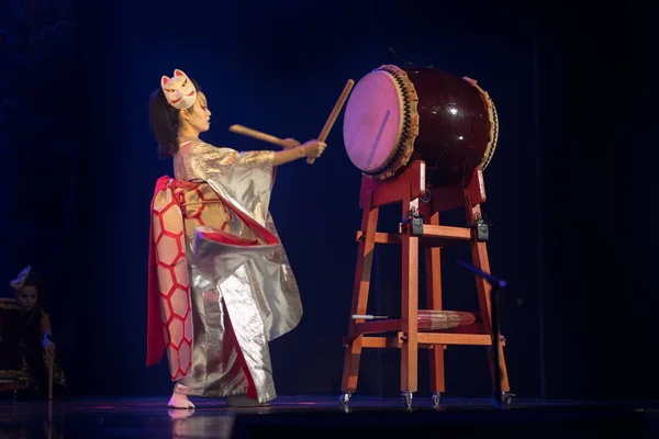 Traditionelle Japanische Aufführung Schauspielerin Weißer Traditioneller Japanischer Bühnenkostümierung Komono Und — Stockfoto