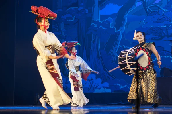 Traditionell Japansk Föreställning Skådespelerskor Traditionell Kimono Och Hattar Dansar Med — Stockfoto