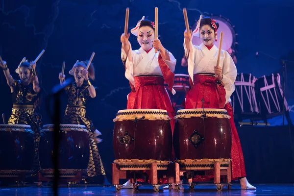 Traditionell Japansk Föreställning Grupp Skådespelerskor Traditionella Kimono Och Räv Masker — Stockfoto