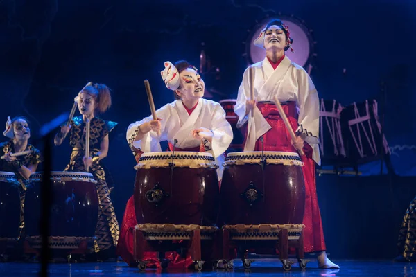 Spectacle Traditionnel Japonais Groupe Actrices Kimono Traditionnel Masques Renard Tambour — Photo