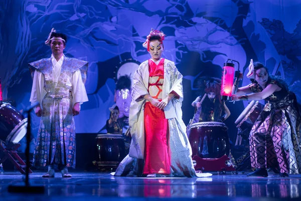Traditionell Japansk Föreställning Skådespelare Traditionella Kostymer Uppträder Scenen — Stockfoto