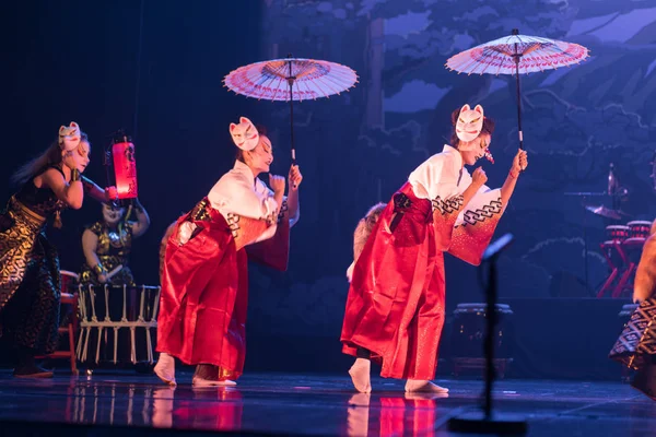 Tradycyjny Japoński Występ Scenie Występują Aktorzy Tradycyjnych Kostiumach — Zdjęcie stockowe