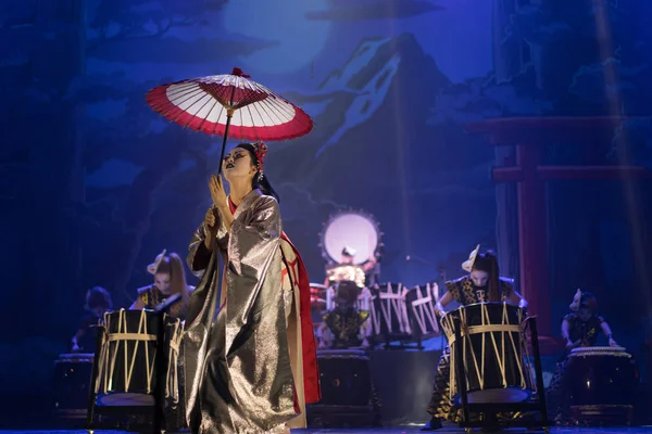 Traditionell Japansk Föreställning Skådespelerska Traditionell Kimono Den Mörka Scenen Med — Stockfoto