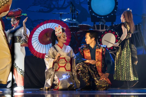 Tradycyjny Japoński Występ Para Tradycyjnym Kimono Tańczy Scenie — Zdjęcie stockowe