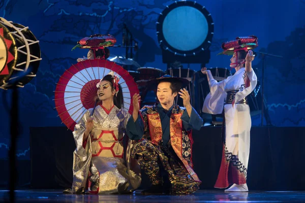 Tradycyjny Japoński Występ Para Tradycyjnym Kimono Tańczy Scenie — Zdjęcie stockowe