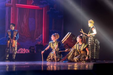 Geleneksel Japon gösterisi. Sahnedeki sanatçılar.