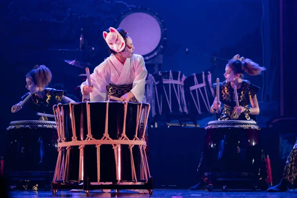 Spectacle Traditionnel Japonais Groupe Actrices Tambour Taiko Tambours Sur Scène — Photo