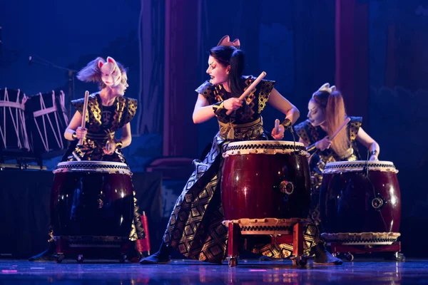 Traditionelle Japanische Aufführung Schauspielgruppe Trommelt Taiko Trommeln Auf Der Bühne — Stockfoto