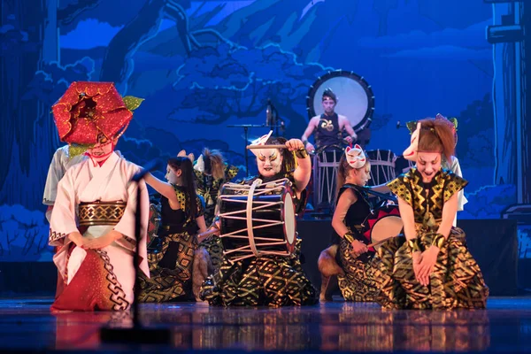 Tradycyjny Japoński Występ Grupa Aktorek Tradycyjnym Kimono Kapelusze Tańczące Perkusistami — Zdjęcie stockowe