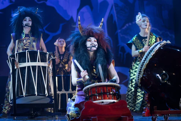 Tradycyjny Japoński Występ Perkusiści Taiko Perukach Maskach Demonów Występują Scenie — Zdjęcie stockowe