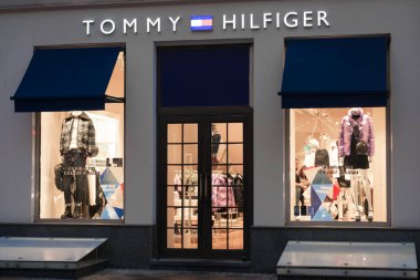 Moskova, Rusya - 15 Aralık 2019: Tommy Hilfiger girişi ve mağaza önü.