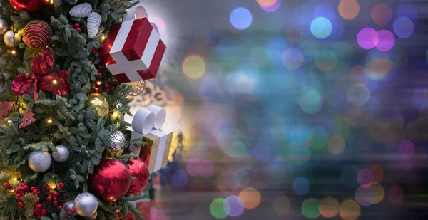 背景にはクリスマスツリーとボケのブルーライト — ストック写真