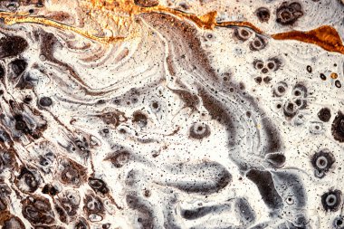 Altın, beyaz ve kahverengi tonlarda akrilik boyanın soyut arkaplanı.