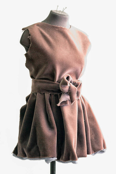 женщины, шьющие манекен с тряпичным платьем изолированы на белом фоне
