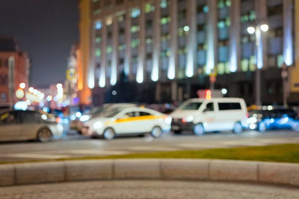 Rua Cidade Com Carros Construção Noite Desfoque Turvo Fundo Cidade — Fotografia de Stock