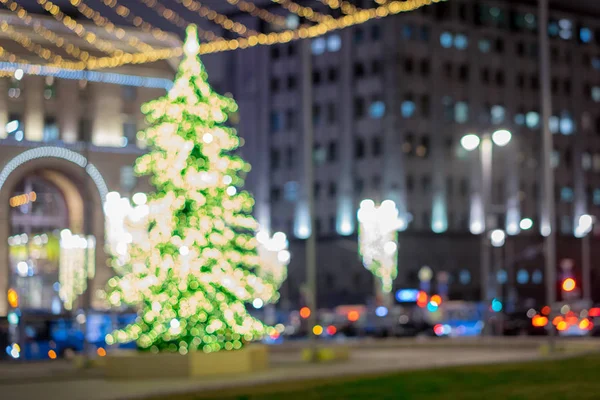 圣诞树和模糊的城市汽车和建筑物在夜间度假城市 — 图库照片