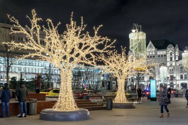 Moskova, Rusya - 19 Aralık 2019: Lubyanka Meydanı Akşamları güzel renkli Noel süslemeleri ile.