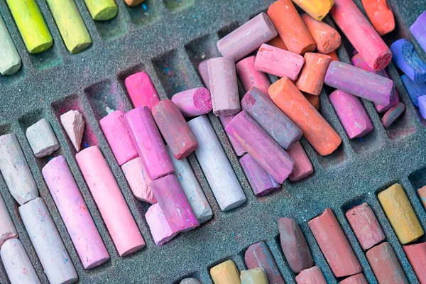 Tiza Pega Varios Colores Una Caja Cerca Pastel Tiza Colorido — Foto de Stock