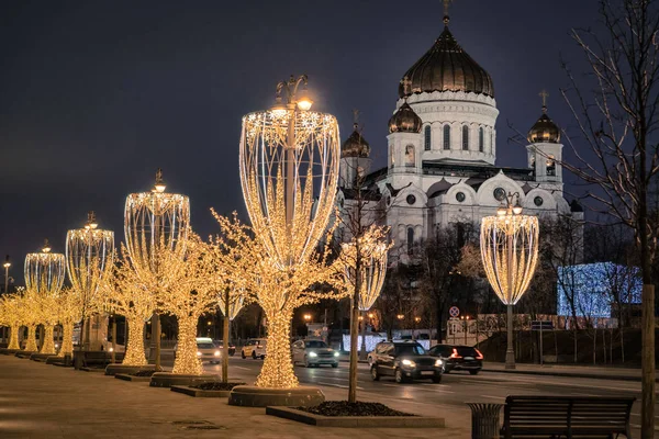 Kurtarıcı Katedrali Aydınlatılmış Cadde Noel Süslemelerinde Moskova Rusya — Stok fotoğraf