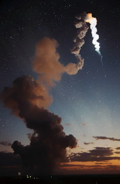 Lanzamiento Misiles Trayectoria Sinuosa Contra Fondo Del Cielo Estrellado Noche —  Fotos de Stock