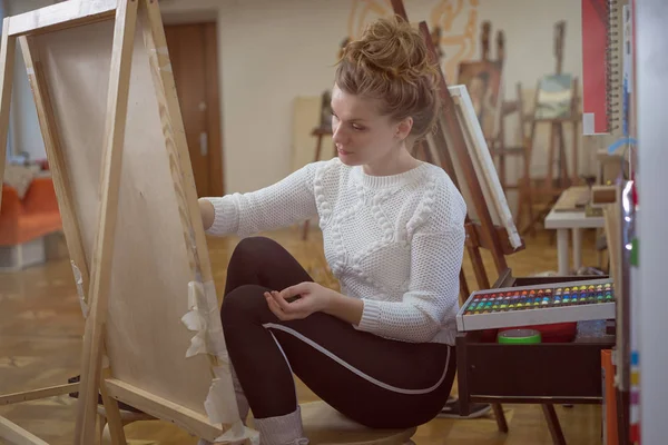 Kobieta Malarstwo Obraz Przy Użyciu Kolorowych Ołówków Siedzi Jej Stylowy — Zdjęcie stockowe