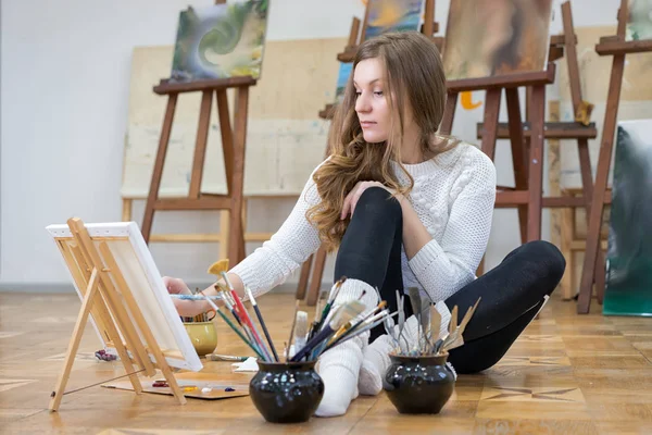 Künstler Sitzt Kniend Auf Dem Boden Kunstatelier Und Malt Ein — Stockfoto