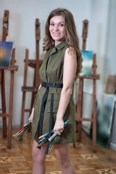Junge Lächelnde Attraktive Künstlerin Kurzem Kleid Steht Einem Kunstatelier Und — Stockfoto